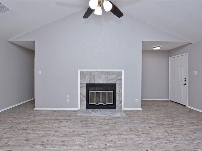 Building Photo - 802 Primrose Ln