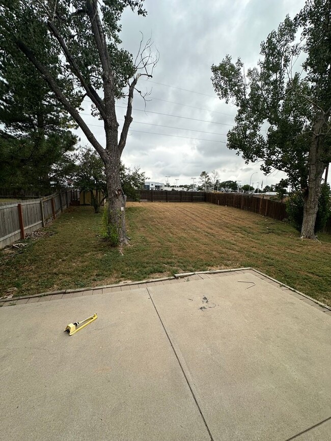 Building Photo - Fantastic 4 bdrm home avail NOW