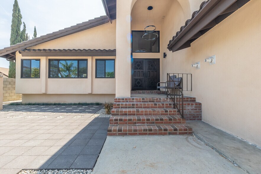 Building Photo - 20454 Strathern St