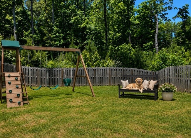 Building Photo - 3 Bedroom Home with Garage and Flat Fenced Backyard!