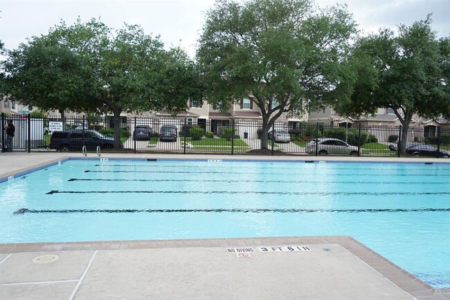 Building Photo - 16019 Summerville Lake Dr