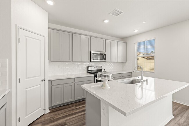 Building Photo - 895 Brookdale Dr