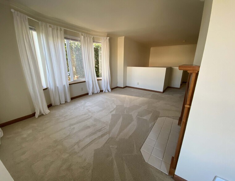 Living room again - 610 Glen St