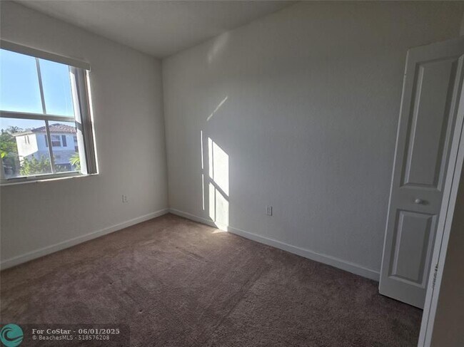 Building Photo - 2420 NW 131st Cir