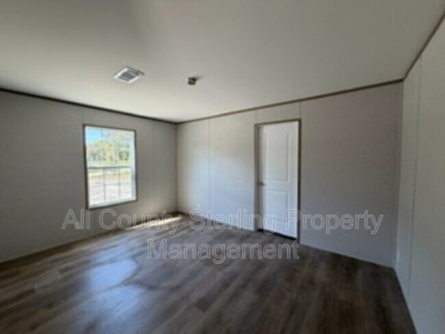 Building Photo - 139 SE Perfect Ct