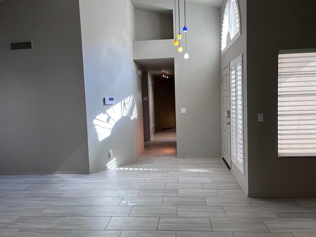Building Photo - Adorable light and bright! 3Bedroom/2Bath ...