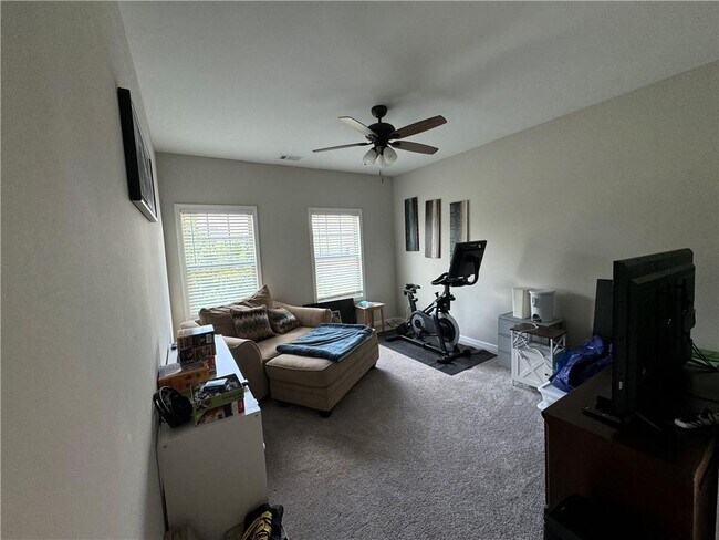 Building Photo - 512 Edgewater Dr