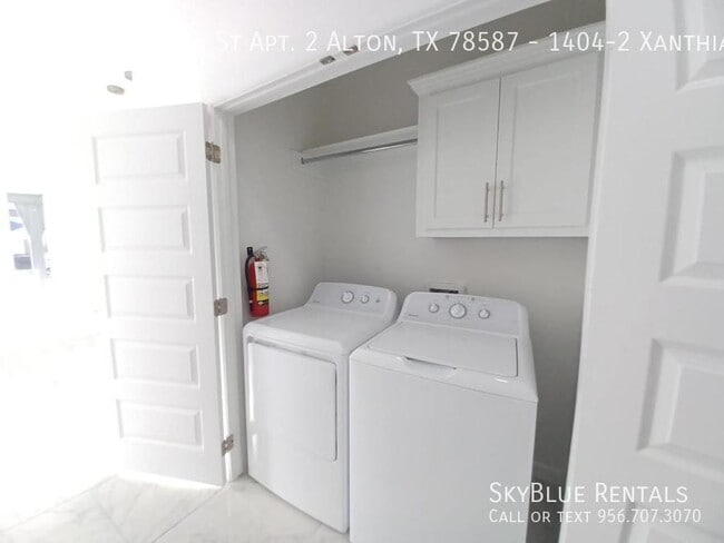 Building Photo - 1404 S Xanthia St