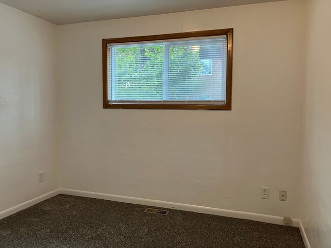 Building Photo - Large Three Bedroom Home in North Salem, C...