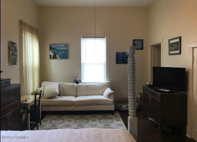 Building Photo - 200 E Cypress St
