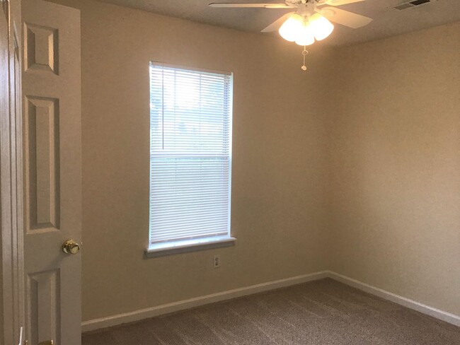 Building Photo - 3 Bedroom in Glenn Eagle Subdivision!