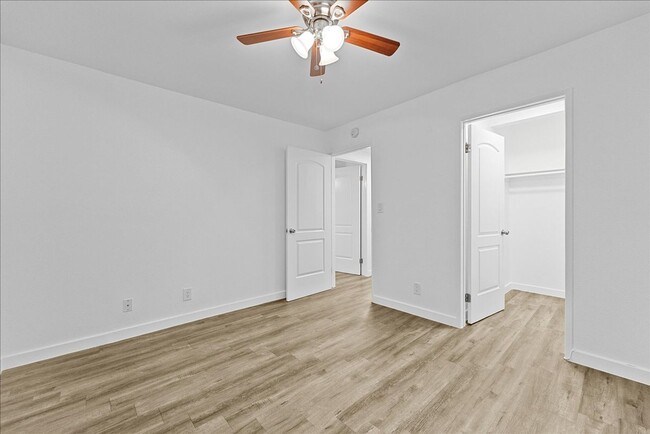 Building Photo - Beautiful Glendale Apartment!