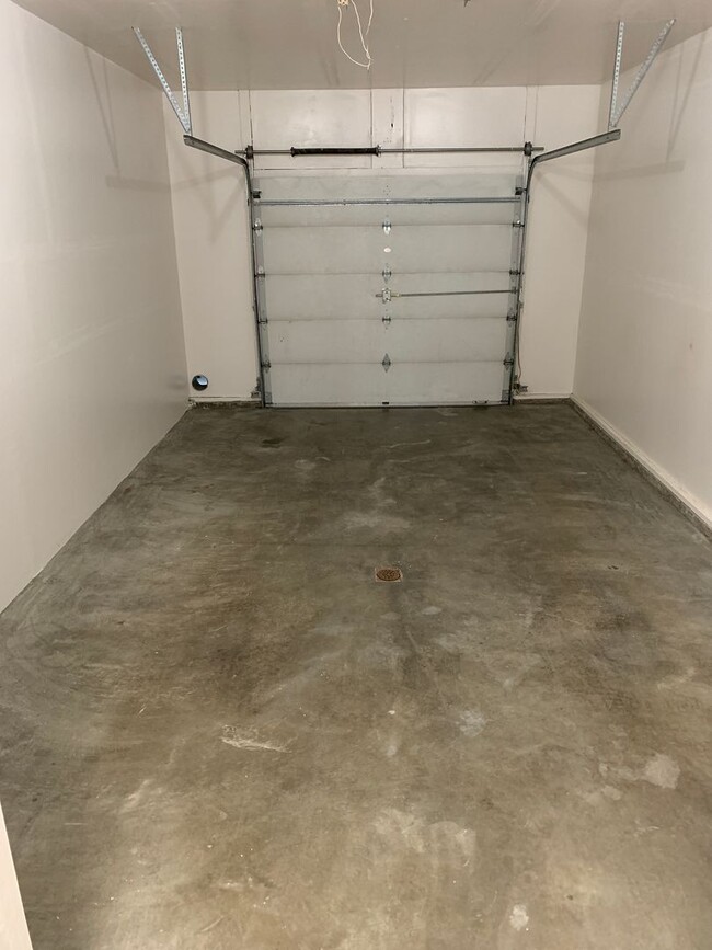 Building Photo - 3 Bdrm, 1 & 1/2 Ba | Muldoon & E 36th Ave area