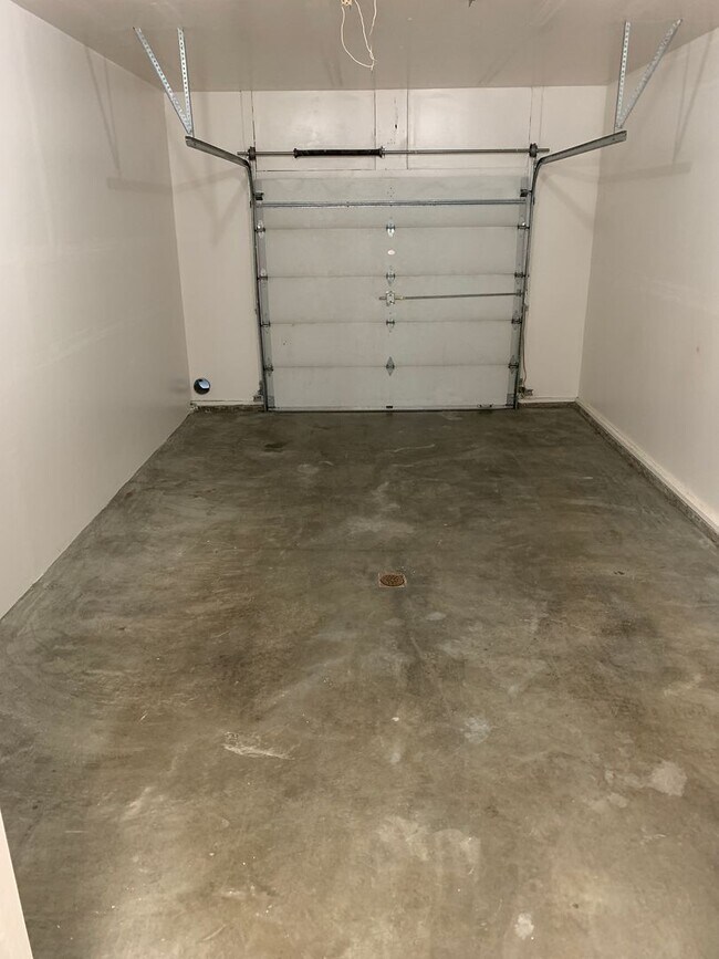 Building Photo - 3 Bdrm, 1 & 1/2 Ba | Muldoon & E 36th Ave area | ASK ABOUT HOLIDAY MOVE IN SPECIAL!!