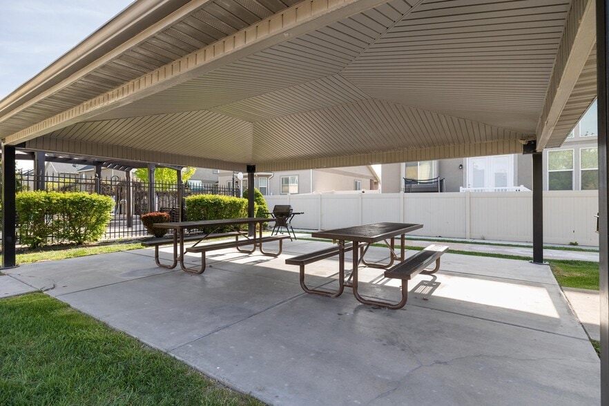 Building Photo - 518 S 2150 W