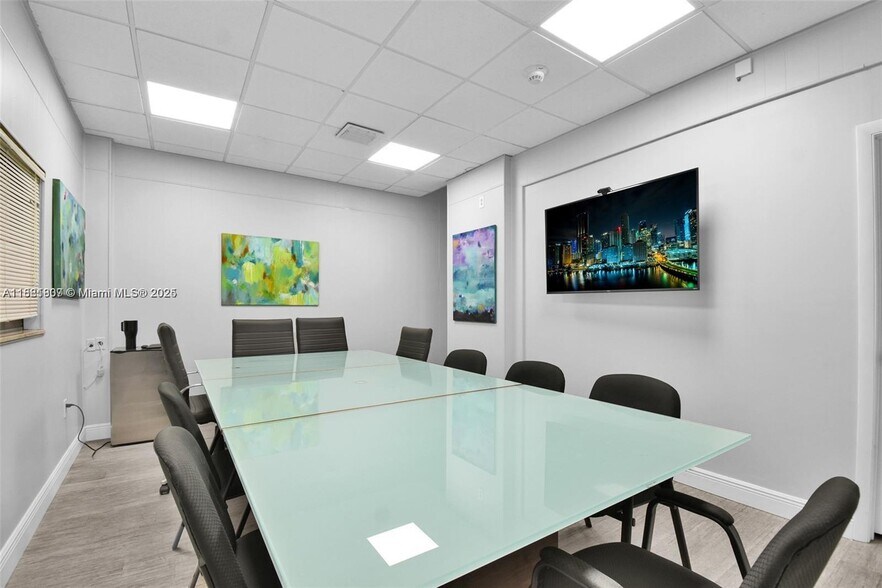 Building Photo - 300 Bayview Dr