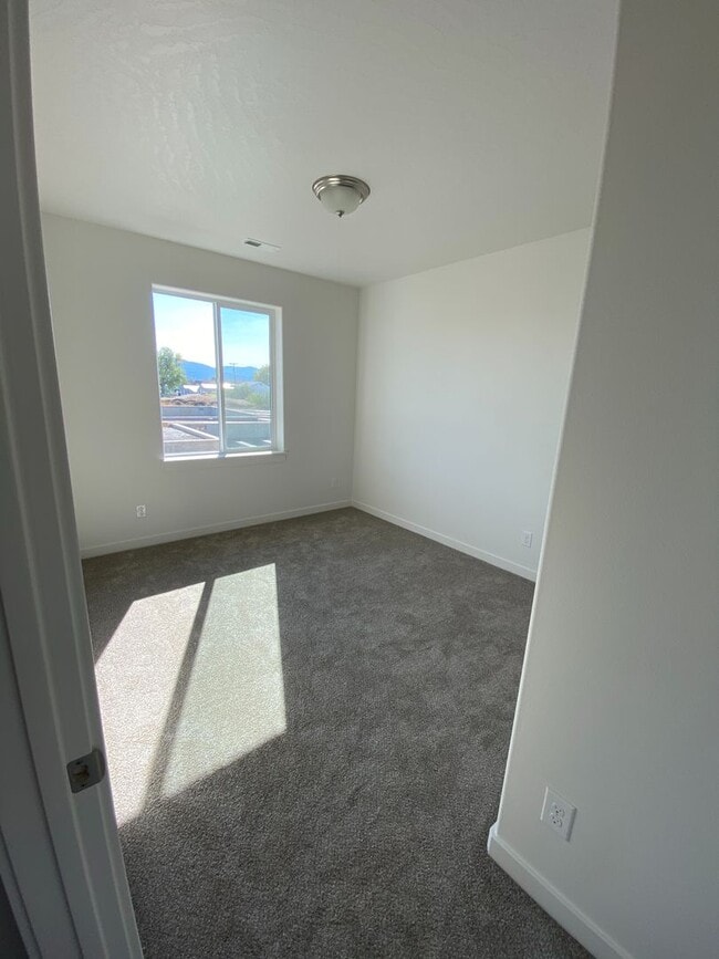 Building Photo - SINGLE FAMILY RANCHER ON ARROW LEAF (APP#146)