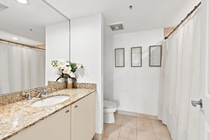 Building Photo - 610 W Las Olas Blvd