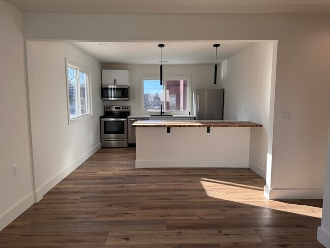 Building Photo - 114 E Prentiss St