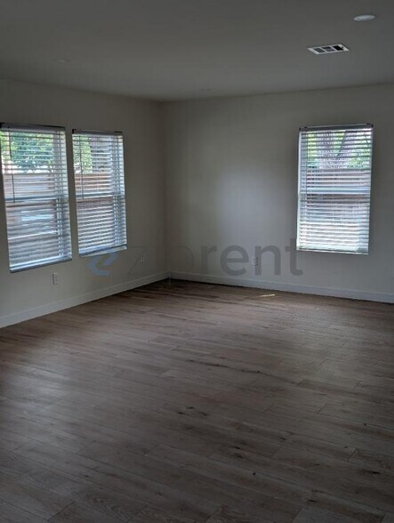 Building Photo - Unit