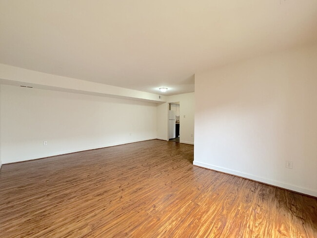 Building Photo - Welcome to this charming 2-bedroom, 2-bathroom townhouse nestled in the heart of Annandale.