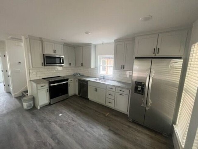 Building Photo - 3 Bedroom 2 Bathroom Home for Rent