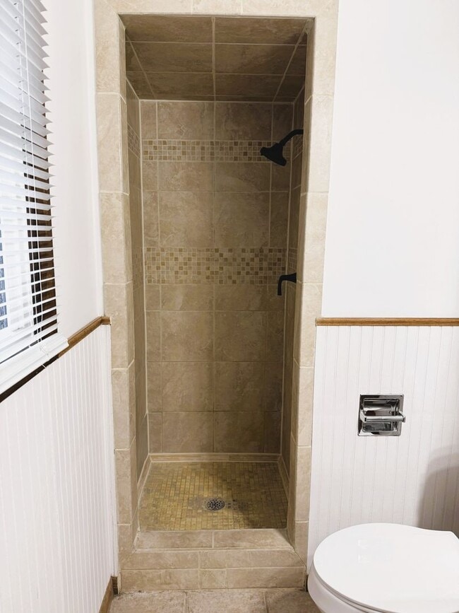 Building Photo - 4 bedroom home with 2 Garages, Finished Basement & Fenced Yard