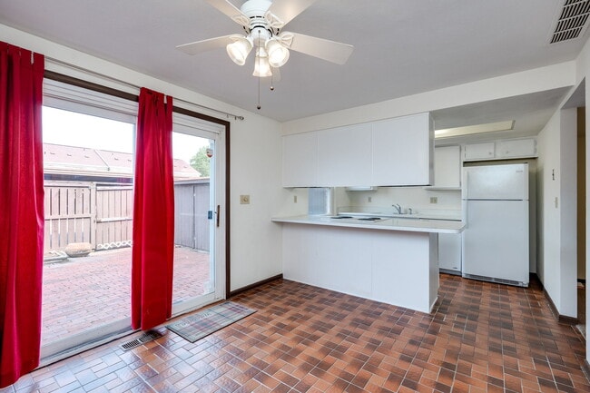 Building Photo - 2215 Barclay Ct