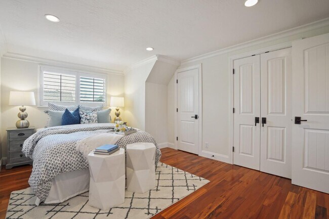 Building Photo - Los Gatos Family Townhome Ready for Move i...