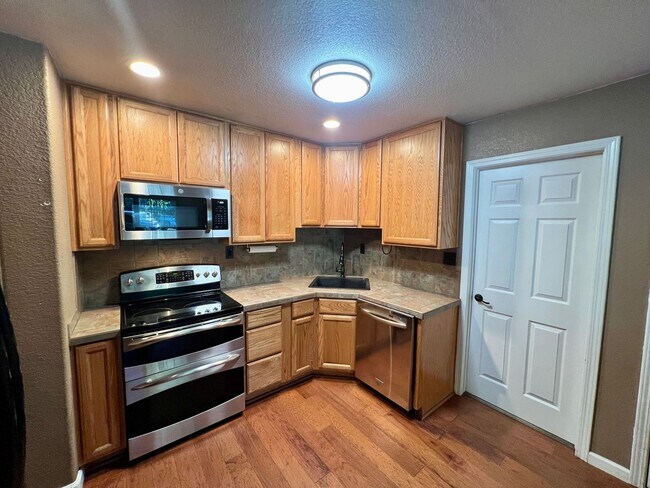 Building Photo - Well maintained single story on over half an acre lot!