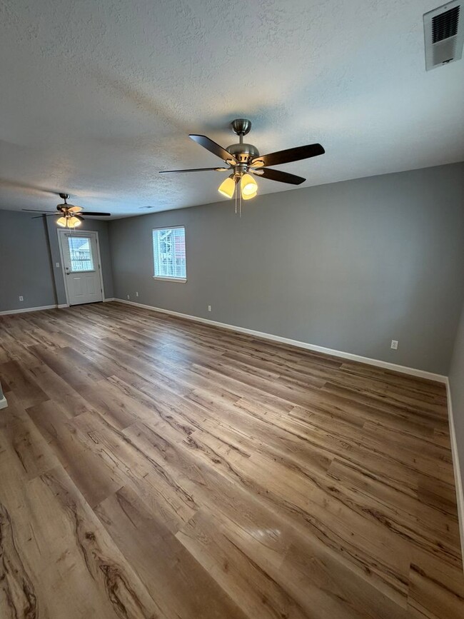 Building Photo - Large 2 Bedroom with Fenced Yard!