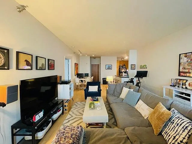 Primary Photo - 1 bedroom in Chicago IL 60654