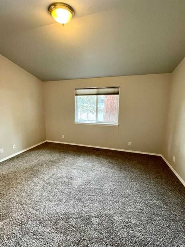 Building Photo - Beautiful 3 Bedroom Single Level home near...