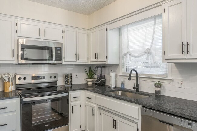 Building Photo - 7105 Chas Dr