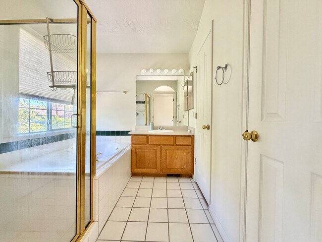 Building Photo - 717 E Hundley Hvn Cir
