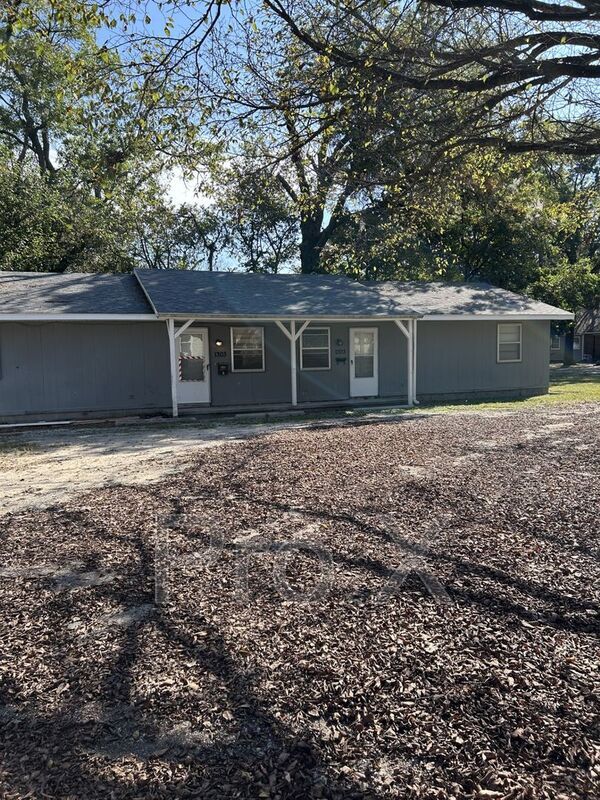 Primary Photo - 1301 E 9th St