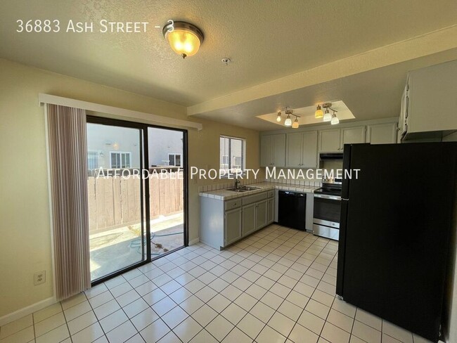 Building Photo - 36883 Ash St