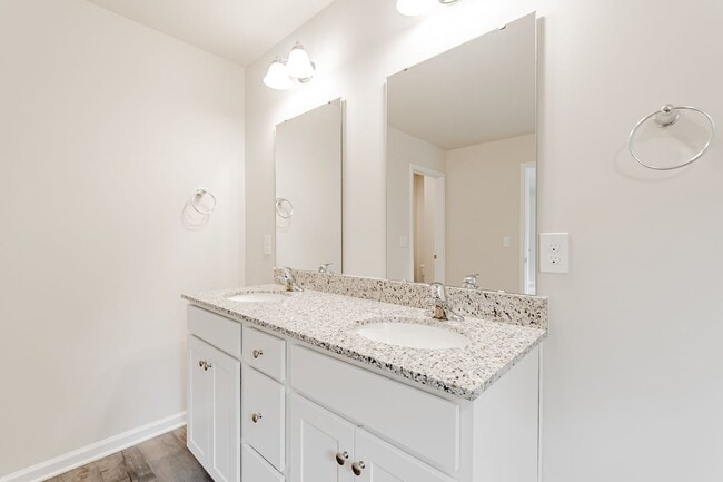 Building Photo - 5 bedroom Benjamin Floor Plan with a relax...