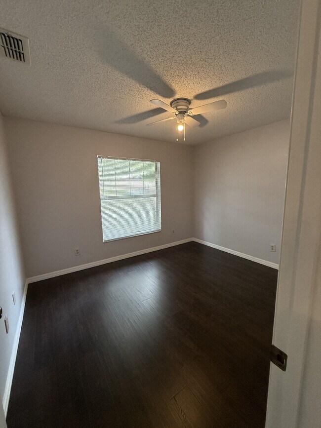 Building Photo - "Charming 3-Bedroom Retreat with 2 Full Ba...