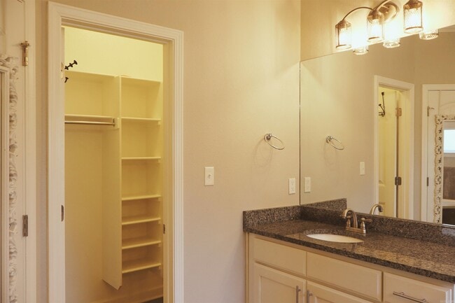 Building Photo - 205 Windcrest Cir