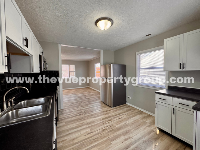 Building Photo - DEPOSIT MOVES YOU IN! Pay no rent until Ap...