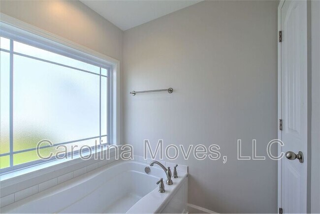 Building Photo - 1303 Lindale Pl
