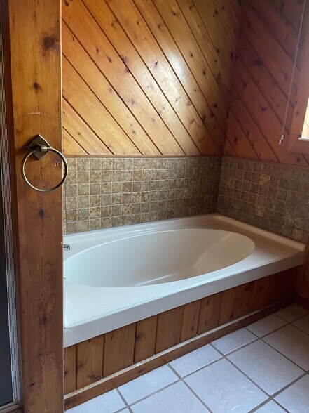 Building Photo - 5185 Samuelson Rd