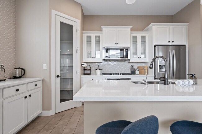 Building Photo - 1950 E Queen Creek Rd