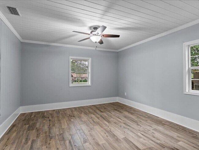 Building Photo - 302 Cedar Dr