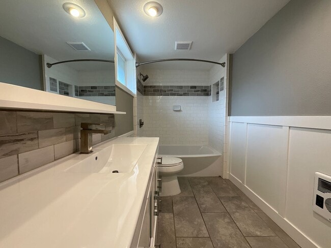 Building Photo - 3 Bedroom Home with Beautiful Upgrades in Everett
