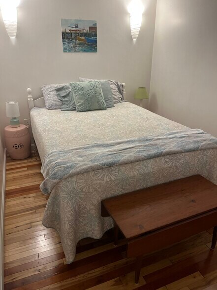Queen size bed - 3 Jerdens Ln