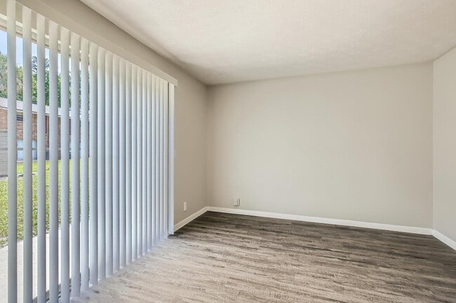 Primary Photo - !Lake Park Colonial Apartments by ARIUM