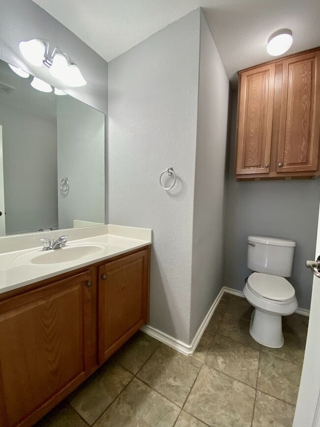 Building Photo - Medical Center/USAA/ UTSA 3 BD/2.5 BA Ready for Move In!