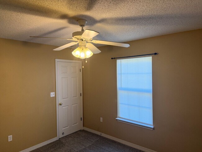 Building Photo - 3/2 Move-in Ready